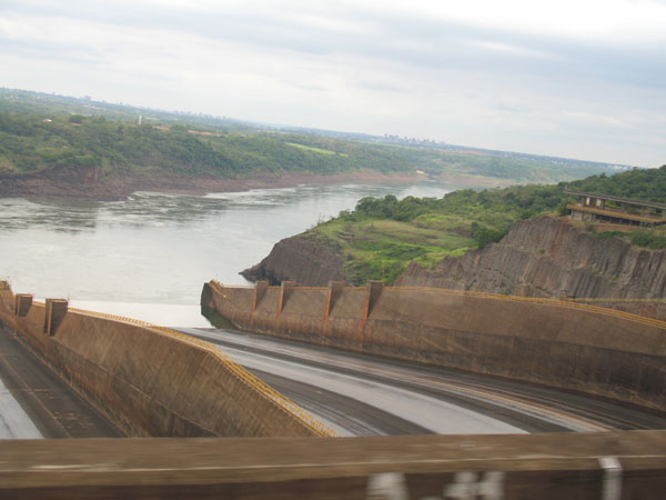 Auf dem Itaipu-Staudamm